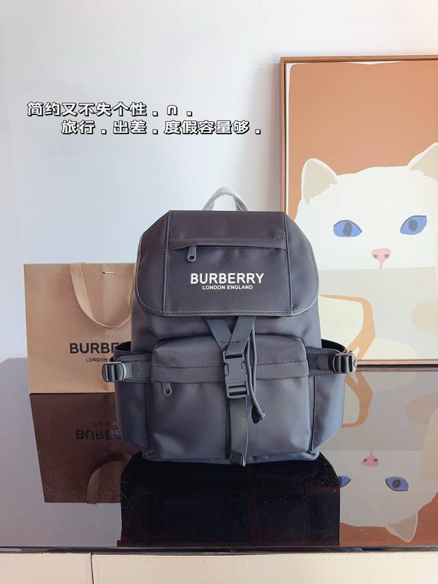 巴宝莉burberry 双肩包 超高辨识度的巴宝莉 品牌logo的装饰瞬间提升逼格，特别吸睛。 肩带的设计很舒服，宽度刚刚好，包包的容量也挺大的，足够你放下随身