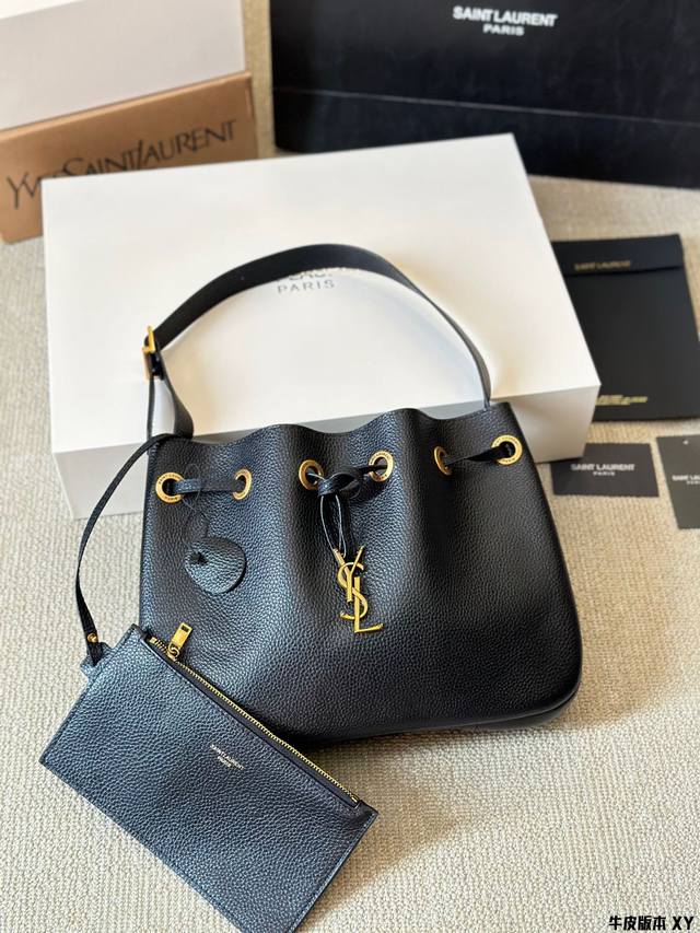 牛皮版本 Ysl I Paris Via小hobo 皮革抽绳开合，配有 Ysl 10G0吊坠館 非常柔软的鹿皮演绎优雅复古随性松弛 尺寸30 24Cm