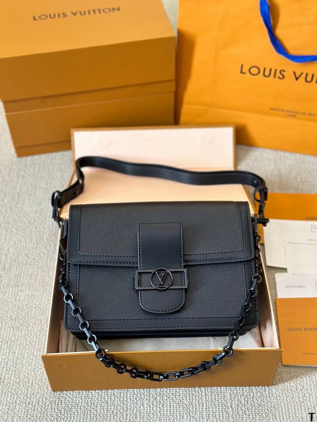 Louis Vuitton Lv走秀款dauphine达芙妮邮差包，全牛皮，万能搭配四季，夏日轻薄都能hold住。复古但上身时髦的信封包，线条硬朗流畅。绝对是一