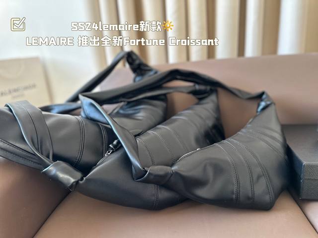 大号 中号 小号 Ss24Lemaire新款 Lemaire 推出全新fortune Croissant系列，其外形灵感源于幸运饼干。Fortune Crois