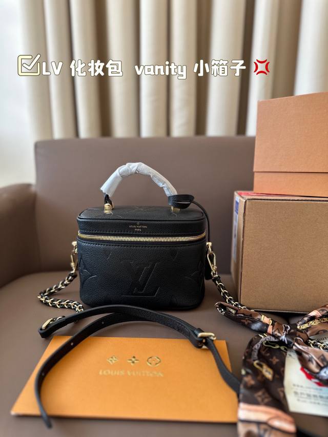 配丝巾 配内胆 Lv 化妆包 Vanity 小箱子 造型设计感强烈的化妆箱链条包 灵活运用拼色风格 设计恰到好处带出时尚魅力 无论手拎，单肩还是斜挎都很棒 是精