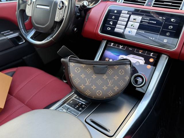 高端货 新款 “ Louis Vuitton ”Lv单肩包 路易威登单肩包 M23835。Louis Vuitton Moon 可调节肩带拉链开合字母组合 帆布