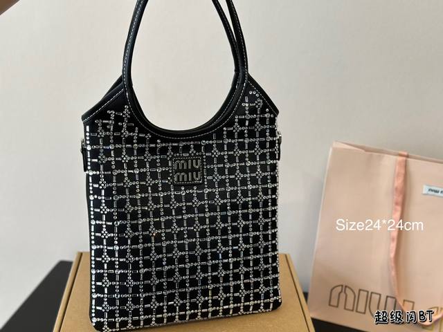 Size：24*24Cm 被miumiu征服的一天 Miuniu Tote托特包 最新秀款包包 跟上大包的节奏 随意慵懒 本季最爆 无法反驳吧了吧