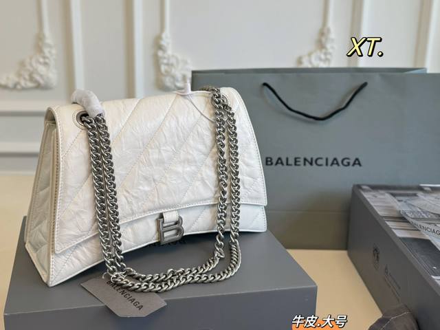 大号 小号牛皮 折叠盒 Size：32×19大号 25×13小号 Balenciaga巴黎世家crush 沙漏包 油蜡爆裂皮纹的软沙漏， 搭配粗狂的金属滑链肩带