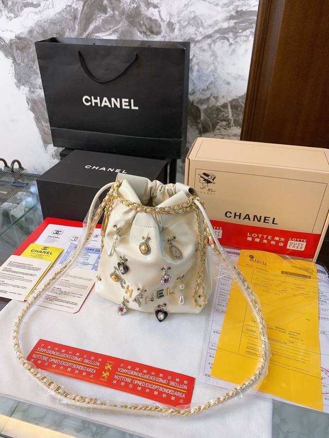 Mini垃圾袋徽章 本季最期待的款之一 Chanel24A手工坊j每年的手工坊系列可以说是香家最精致的一季最能体现香奈儿独特工艺的一季 在这只22Bag看到了