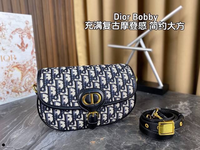 配折叠盒 Dior Bobby East West最新腋下包 将复古和飒爽结合的半月波比包 流畅又高级 还赋有时尚减龄小心机 展现了女性的优雅自信 正面的皮带搭