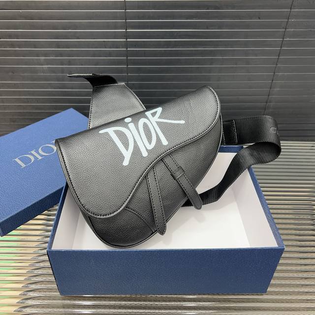 Dior 迪奥 Cd 马鞍包 斜挎胸包 单肩背包 男女通用 明星单品 采用精湛镶嵌细工，经典百搭 实物拍摄 原厂原版面料 配送防尘袋 礼盒 26 X 19 Cm