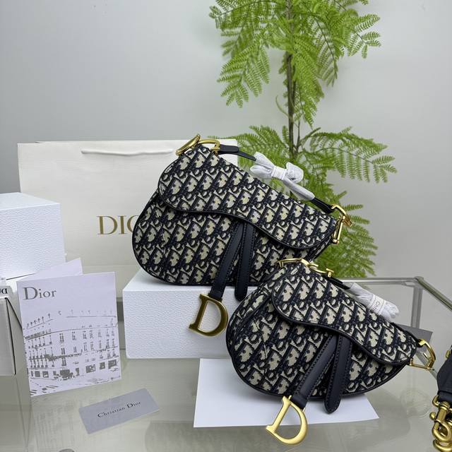 全套包装 原单专柜品质 Dior Saddle Baby 原版提花 升级版原版刺绣肩带 多种背法 马鞍包迪奥 Baby等众明星同款 独特新颖设计风格 专柜纪念款