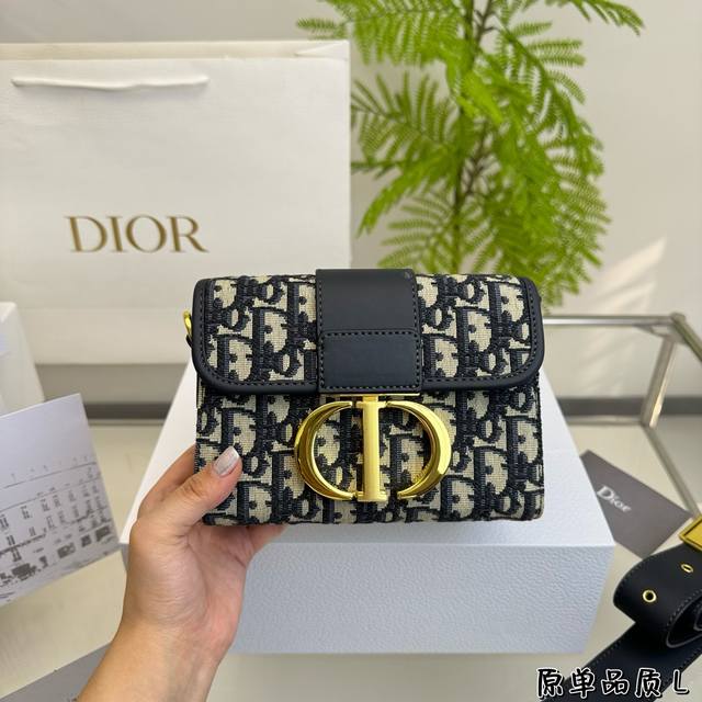 全套包装 原版 Dior Camp新款蒙田包 采用专柜御用原版双面绣老花料 迪奥的oblique复古印花图案早在上世纪六十年代就在巴黎时装周里掀起热潮 不同的是