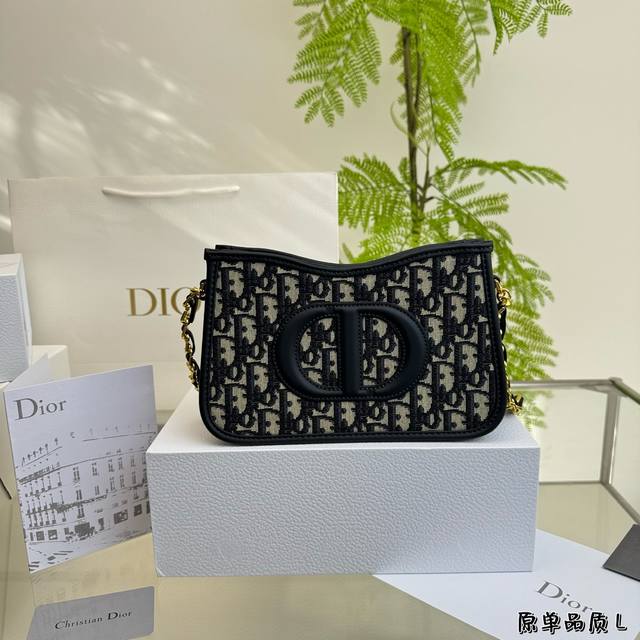 全套包装 Dior老花腋下包~Cd Signature Hobo Dior 新款手提包 这款 Cd 链条手袋是二零二三秋冬成衣系列新品，由玛丽亚 嘉茜娅 蔻丽