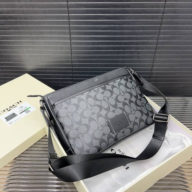 Coach 蔻驰 Crossbody 30 经典老花拉链开合 男士邮差包 单肩包 斜挎包 经典logo搭配原厂工艺材质 休闲百搭 采用精湛镶嵌细工，实物拍摄 原