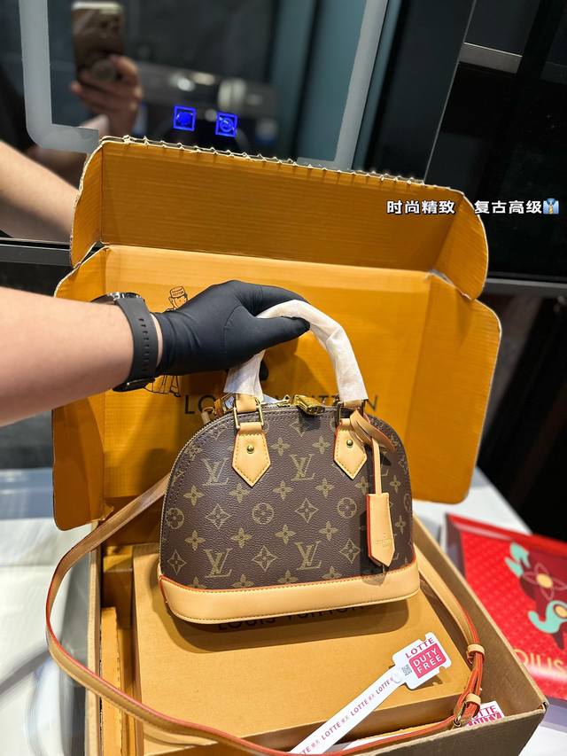 礼盒包装 Lv Alma Bb老花贝壳包 原版高品质 包包这款retiro 手袋以标志性的老花面料制成 经典永恒。优雅低调的外形设计和宽敞的包身更加入了实用性。