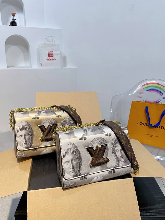 折叠礼盒 Lv 限定 Twist 爱心锁 吊饰链条 绝美啊 水波纹系列 最新最火款twist Denim 出货了 呈现新古典 Twist 中号手袋。水波纹造就聚