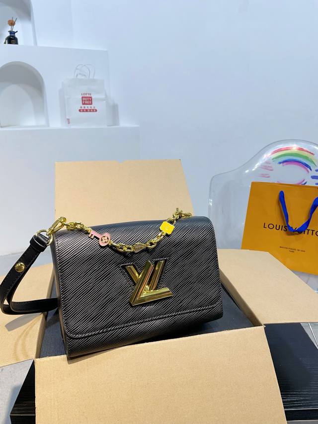 折叠礼盒 Lv 限定 Twist 爱心锁 吊饰链条 绝美啊 水波纹系列 最新最火款twist Denim 出货了 呈现新古典 Twist 中号手袋。水波纹造就聚