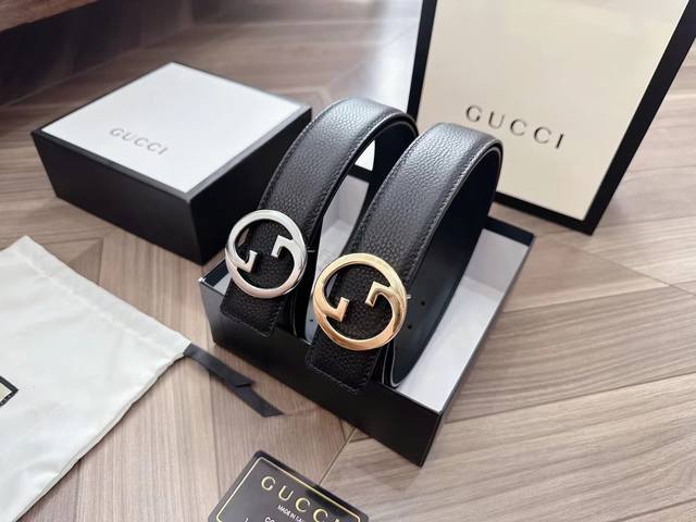 Gucci 古奇新款互扣式g带扣深受品牌辉煌的 年代经典设计所影响，得以重新诠释。安放于织纹纯皮腰带之上。正品一致的吊牌全套包装 配纸袋 礼品盒 亲们下单一定备