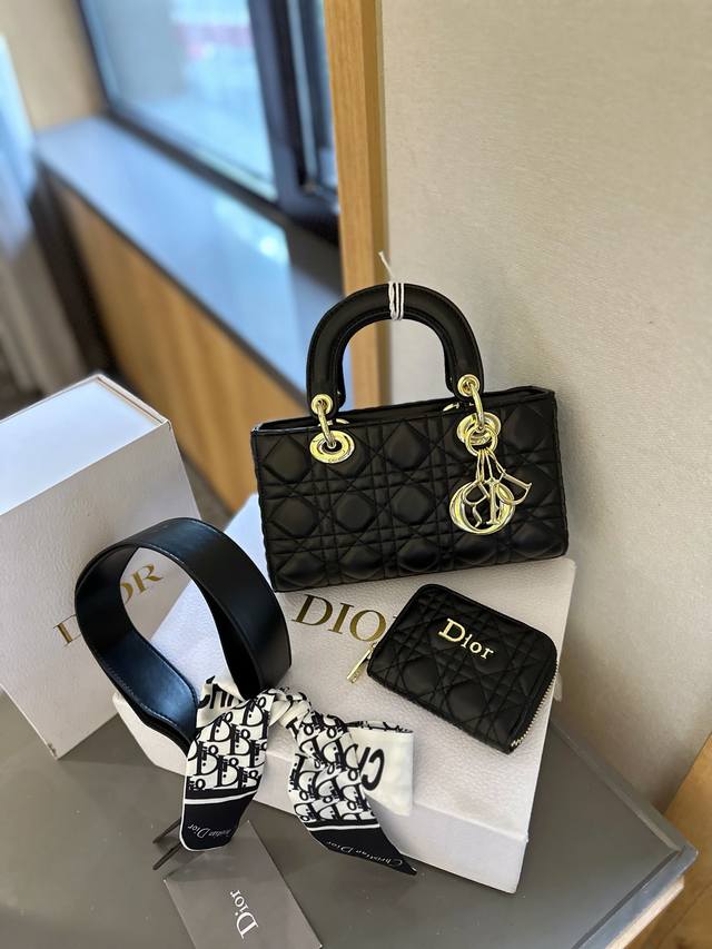 礼盒包装 送丝巾 Dior 迪奥戴妃包套装款套盒 配星星 配小钱包 百搭经典 种草款精致小巧的一只真的超级无敌巨可爱奶里奶气巨温油 尺寸22Cm