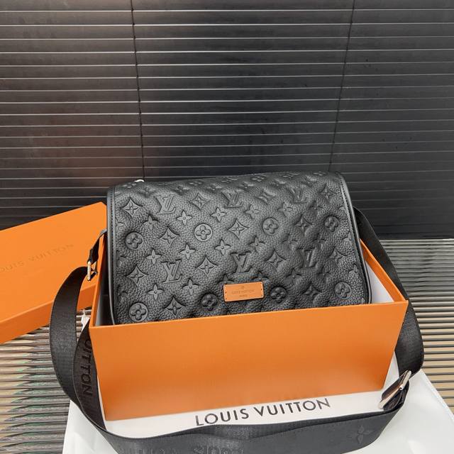 Louisvuitton 路易威登 经典牛皮压花单肩包 男士斜跨包 采用原厂面料材质 顶级做工 电镀五金 高端货 规格 29 X 17Cm