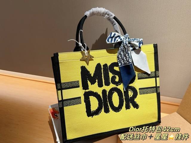 高版本 配送丝巾星星挂件 迪奥dior 24新品winter Miss Dior系列 Tote Book 托特包tote 绝美的梦中情包 尺寸42Cm 礼盒包装