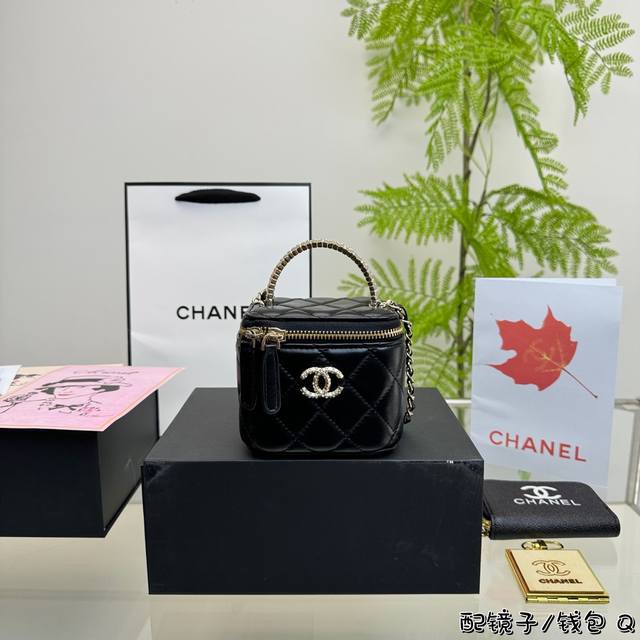 折叠盒 Chanel 24B 新品 高级钻石手柄 盒子包 化妆包 小箱子 最近的盒子包系列真的好火，小盒子当然是异常可爱啦尺寸 12Cm