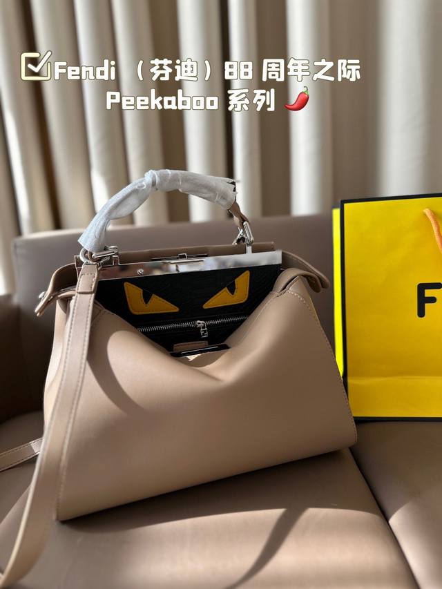 Fendi 芬迪 88 周年之际，Peekaboo 系列诞生了，也顺理成章地成为了殿堂级献礼。Peekaboo 在英文中的意思是“躲猫猫”，Fendi手袋，质感