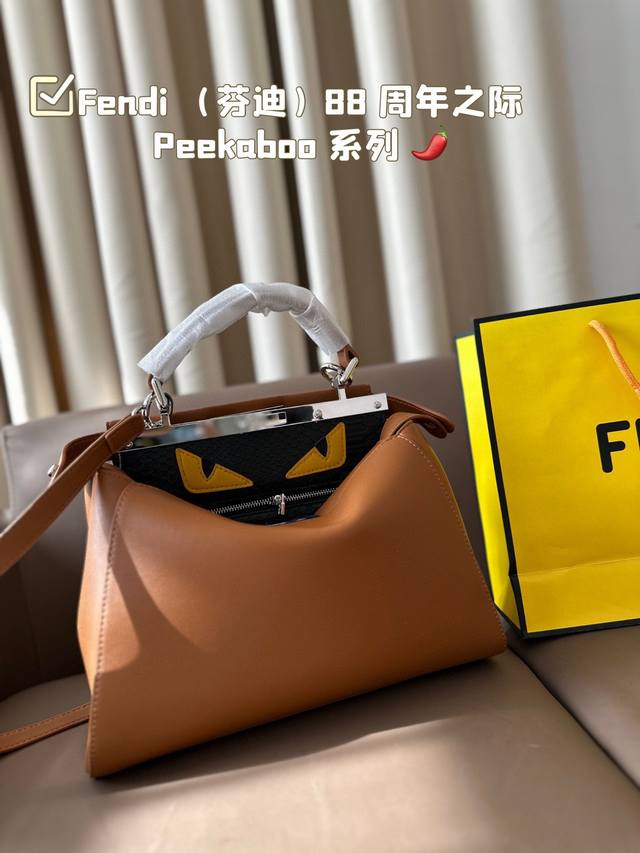 Fendi 芬迪 88 周年之际，Peekaboo 系列诞生了，也顺理成章地成为了殿堂级献礼。Peekaboo 在英文中的意思是“躲猫猫”，Fendi手袋，质感