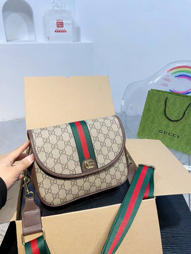 礼盒包装 酷奇gucci 新品 老花邮差包 单肩斜挎包刷爆某书 超级 男士们，女士们，通通可以使用 大牌明星时尚达人 最爱单品 经典 真心狂推各位必留款 容量也