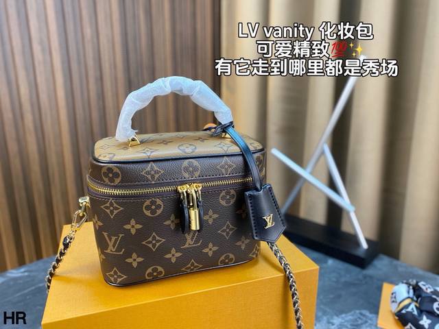 配全套包装 Lv Vanity作为化妆包它即可以手提 还可以加链条单肩或是斜挎 而且链条不会太长 对小个子的女生也很友好 看起来小巧可爱 但是容量还蛮大的 日常