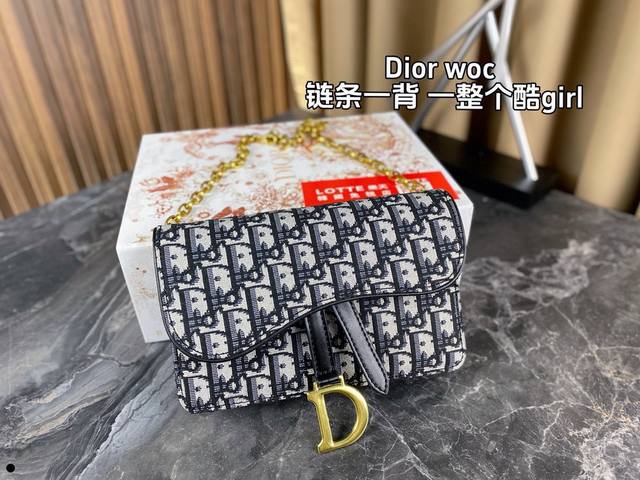 配盒 很难不爱的dior Woc链条包时髦与实用性兼具 经典老花 Oblique图案搭配马鞍设计 甜妹，酷妹都可以驾驭它的颜值真的是没话说nice~ 尺寸：22