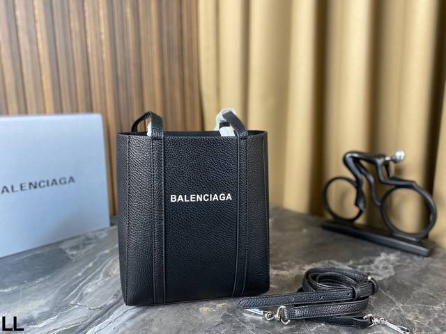 配折叠盒 Balenciaga巴黎世家everyday 通勤托特包 走秀同款 独特的黑色皮质手柄与包面黑色边框完美融合一体 设计简单新颖 相当有质感 很厚实但又