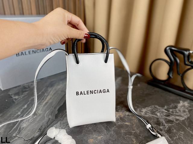 配盒 Balenciaga 巴黎世家shopping Logo 购物袋 手机包 它虽然小巧 装的东西可不少 一些日常出门的手机、纸巾、口红或者钱包都能塞进去 就