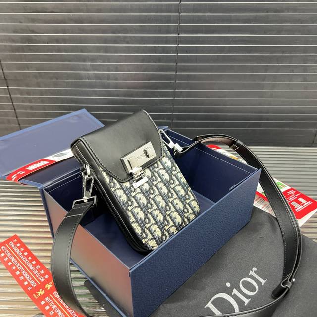 Dior 迪奥 Lock 刺绣针织翻盖手机包 小方包 男女通用斜挎包 单肩包 采用精湛镶嵌细工，经典百搭 实物拍摄 原厂原版面料 配送防尘袋 礼盒 19 X 1