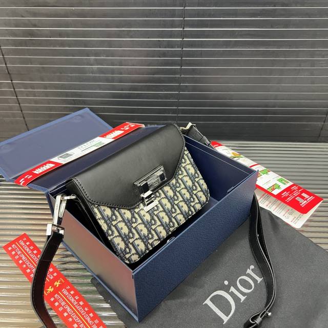 Dior 迪奥 Lock 刺绣针织翻盖手机包 小方包 男女通用斜挎包 单肩包 采用精湛镶嵌细工，经典百搭 实物拍摄 原厂原版面料 配送防尘袋 礼盒 20 X 1