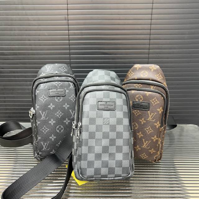 Louisvuitton 路易威登 印花胸包 斜挎单肩包 采用精湛镶嵌细工，实物拍摄 原厂原版面料 配送防尘袋30 X 17 Cm。