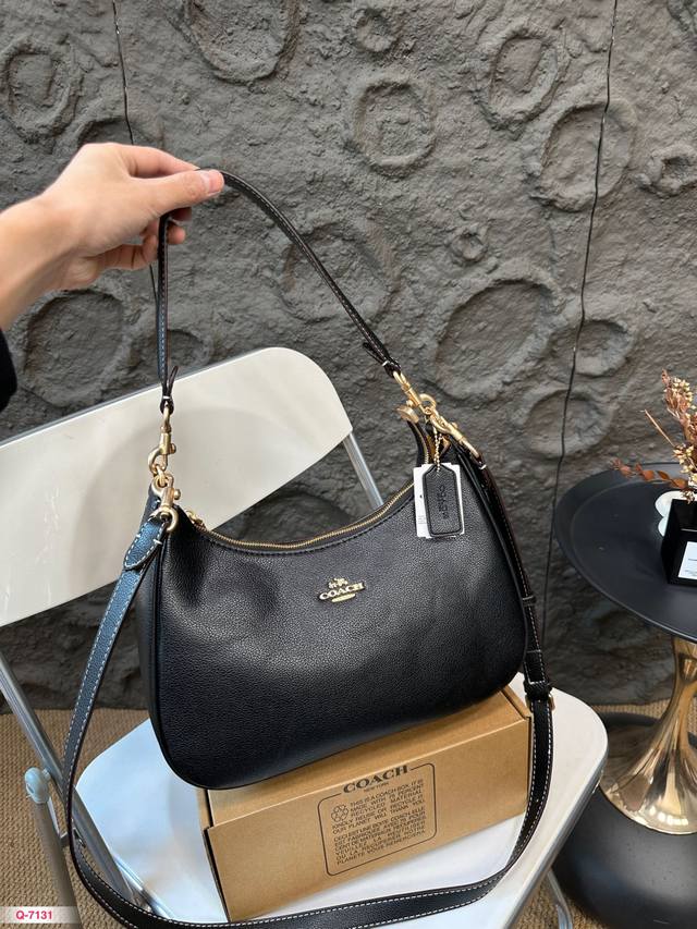 配礼盒 蔻驰coach 9月份新品teri 系列腋下斜挎女包 Coach这次的teri系列大号配色真的是超级好看 棕色系更加适合秋冬季节搭配，两根肩带，更加实用