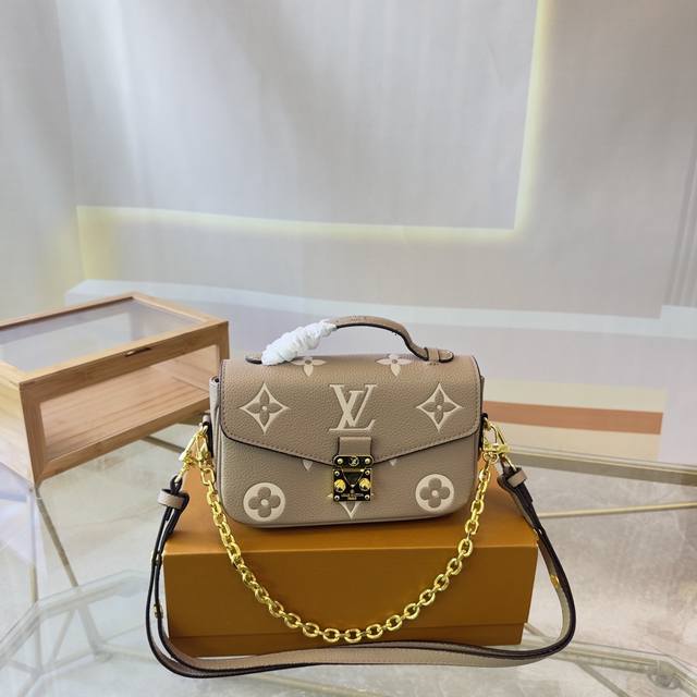 折叠礼盒 Lv Pochette Metis East West Mini 新款邮差包 Lv邮差包老花手提单肩斜挎包，优雅低调的外形设计和宽敞的包身更加入了实用