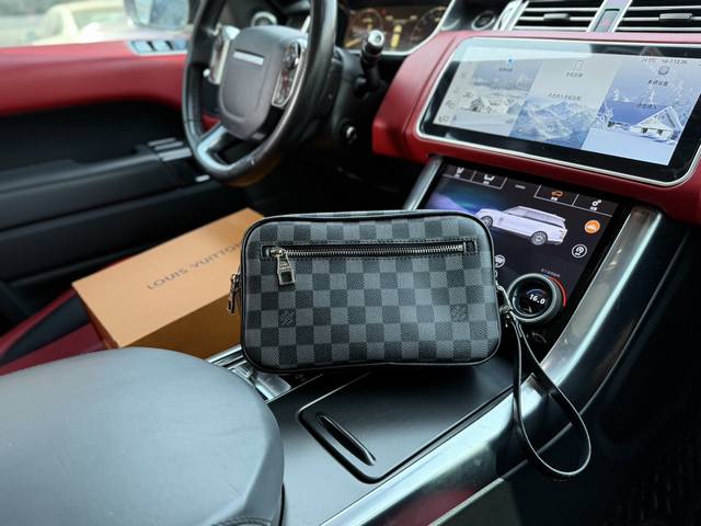 高端货 新款 “Louis Vuitton”Lv手拿包 M42838 路易威登手拿包 Louis Vuitton Pochette Voyage 字母徽标拉链开