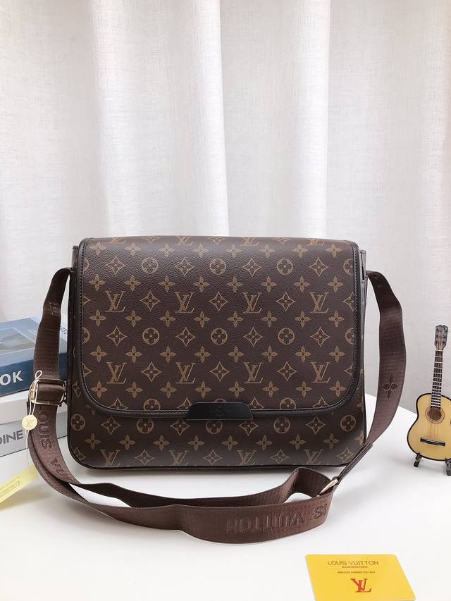 Louis Vuitton 男士翻盖邮差包，Lv斜挎包 摩登感十足，经典翻盖设计大容量 .包身轮廓线条超正 版型媲美专柜尺寸 35*26Cm