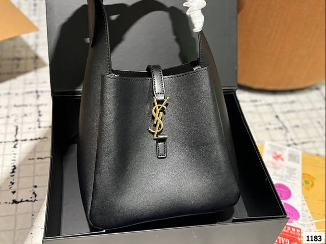 全套包装尺寸21.22 圣罗兰 Ysl Hobo Bag 水桶腋下包 只什么风格都可以驾驭的包包 真的太好背了～ 又轻 容量又大 本来买了大号，回来觉得太大，换