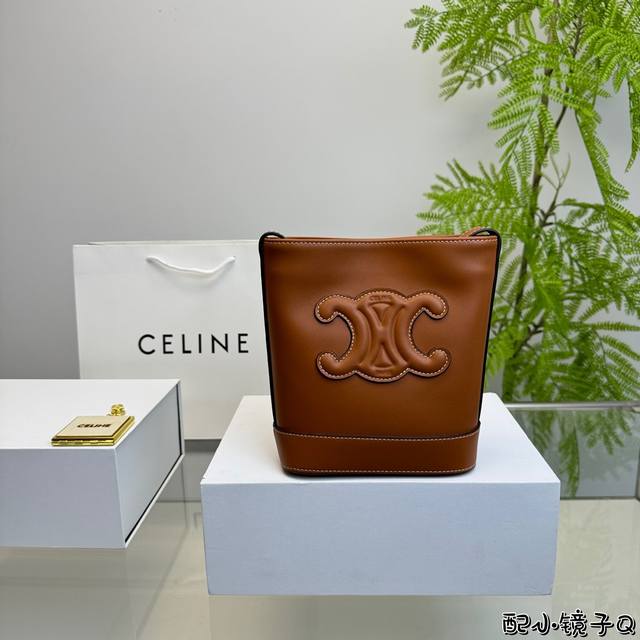 折叠盒 Celine 赛琳新款mini水桶包 包身简洁利落，仅用浮雕凯旋门 柔软而且自重超轻，自带复古效果！ 尺寸17.8.20