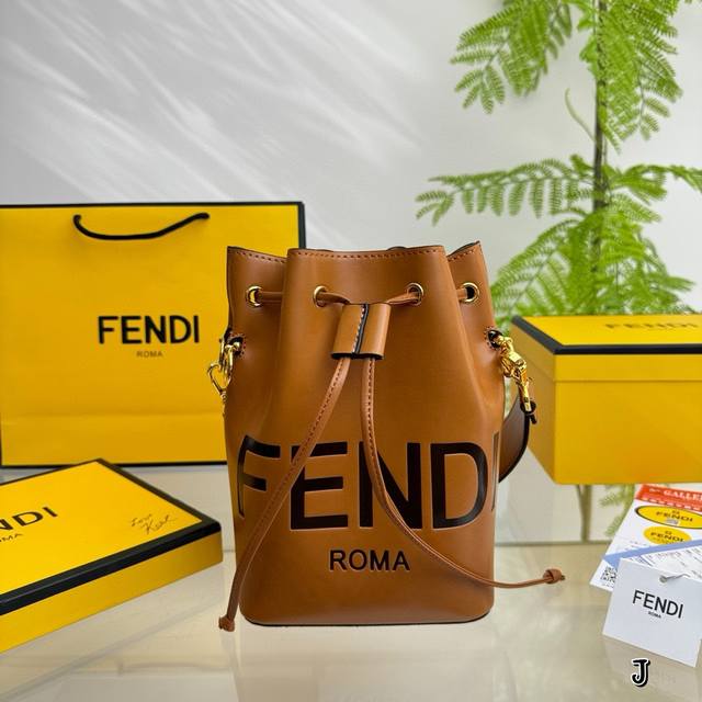 配盒 Fendi Mon Tresor芬迪水桶手袋 年米兰时装周街拍中，潮人们背的最多的包包大概就是fendi芬迪的这款水桶包了。配有抽绳和fend金属标志装饰