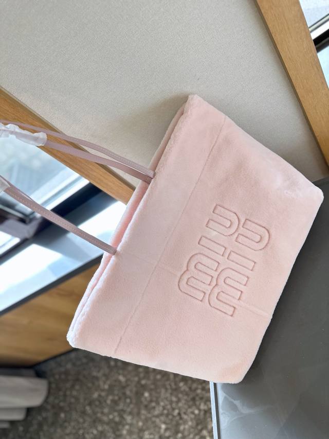 Miumiu 毛毛托特包tote 限定糖果配色 超级满足适用度假 出街 日常 通勤 颜值超高 尺寸35Cm