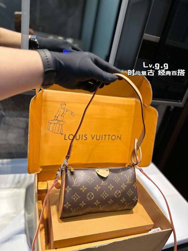 礼盒包装 Lv Pochette麻将包 好看的包包，新款麻将包哦！ 配置全钢小锁头！很精致哦！尺寸23.12