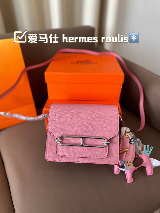 Hermes Roulis这款包包设计的非常好看，是爱马仕包包里面比较低调的一款，不喜欢大hlogo的朋友可以考虑入手这款，非常实用，很多明星都特别喜欢。爱马仕