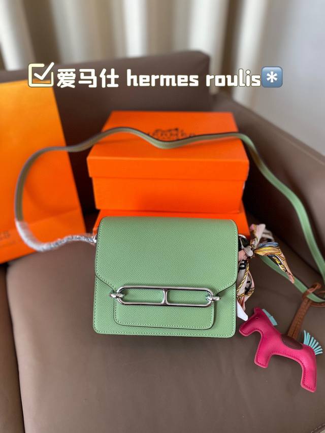 Hermes Roulis这款包包设计的非常好看，是爱马仕包包里面比较低调的一款，不喜欢大hlogo的朋友可以考虑入手这款，非常实用，很多明星都特别喜欢。爱马仕