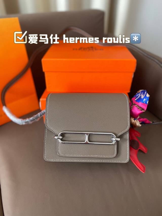 Hermes Roulis这款包包设计的非常好看，是爱马仕包包里面比较低调的一款，不喜欢大hlogo的朋友可以考虑入手这款，非常实用，很多明星都特别喜欢。爱马仕