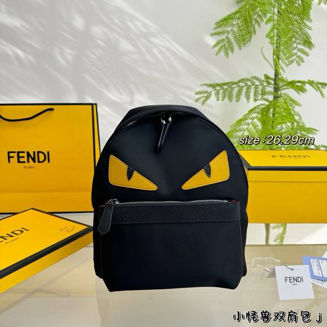 无盒 芬迪fendi 小怪兽双肩包 它简约趣味的设计和它别致的细节元素是明星和大多数年轻人的喜爱。 有着立体挺括的包型，外形新潮惹眼 设计师注重细节的匠心之作，