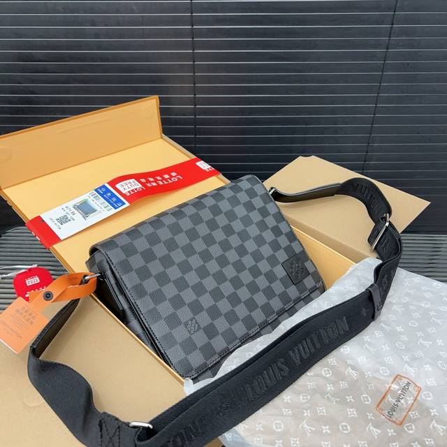 Louisvuitton 路易威登 District 翻盖邮差包男士斜挎包 采用精湛镶嵌细工，实物拍摄 原厂原版面料 配送防尘袋 25 X 20 Cm。