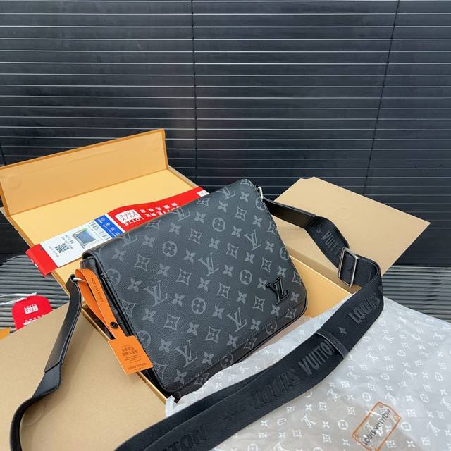 Louisvuitton 路易威登 District 翻盖邮差包男士斜挎包 采用精湛镶嵌细工，实物拍摄 原厂原版面料 配送防尘袋 25 X 20 Cm。