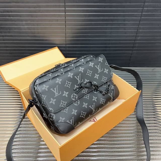 Louisvuitton 路易威登 印花链条单肩包 Steamer邮差包 斜挎包 男女通用采用精湛镶嵌细工，实物拍摄 原厂原版面料 配送礼盒 24 X 17Cm