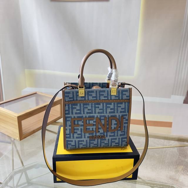 折叠礼盒 Fendi 丹宁牛仔托特包tote 好看又酷炫的芬迪包包，Logo的设计。 Fendi托特包“阳光手提袋” 字母蛇皮logo手工缝线设计，玳瑁双手柄是